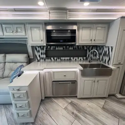 2022 Fleetwood Discovery LXE 40M photo 8