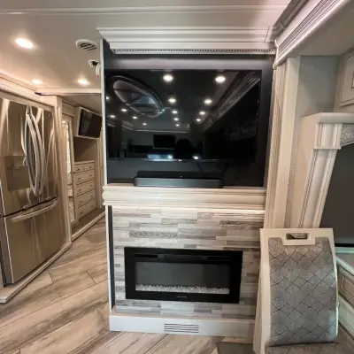 2022 Fleetwood Discovery LXE 40M photo 11