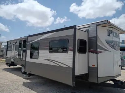 2015 Palomino Puma Park Trailer 39-FKS photo 2