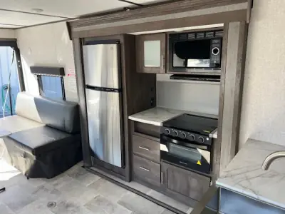 2021 Dutchmen Coleman Lantern 270TQ photo 11