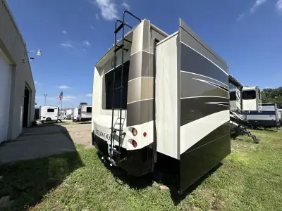 2015 Thor REDWOOD 38FL photo 2