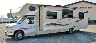 2015 Winnebago Minnie Winnie 31K photo 3
