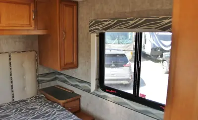 2015 Winnebago Minnie Winnie 31K photo 23