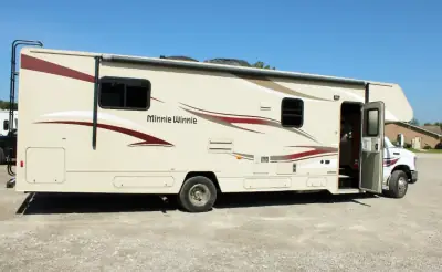 2015 Winnebago Minnie Winnie 31K photo 5