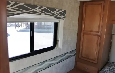 2015 Winnebago Minnie Winnie 31K photo 21