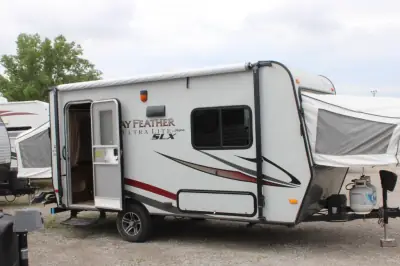 2014 Jayco Jay Feather Ultra Lite 16 XRB photo 2