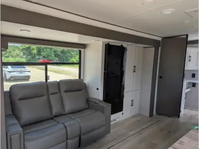 2027 Coachmen American Spirit 3070BH photo 7