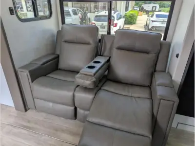 2027 Coachmen American Spirit 3070BH photo 13