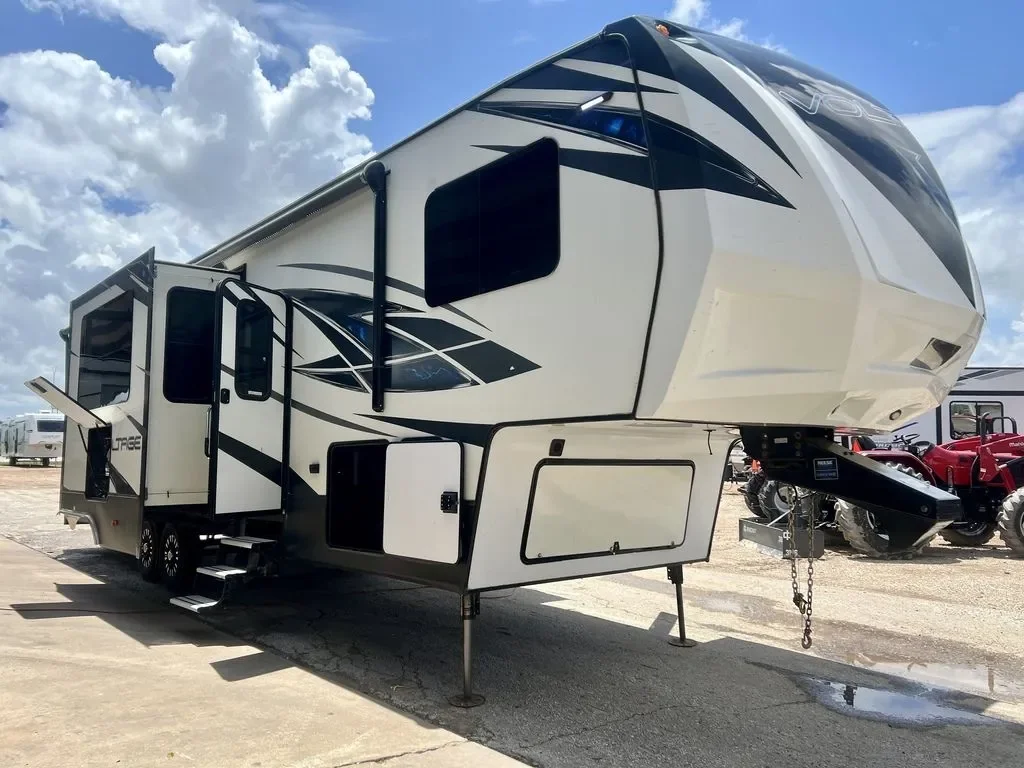 2018 Dutchmen Voltage 3605 exterior