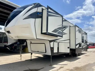2018 Dutchmen Voltage 3605 photo 2