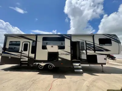 2018 Dutchmen Voltage 3605 photo 5