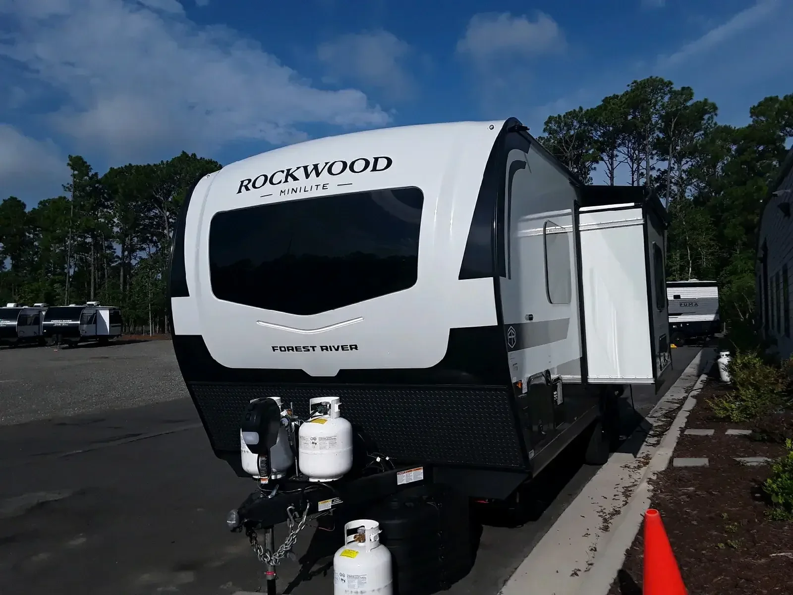2027 Rockwood ROCKWOOD MINI LITE 2109S exterior