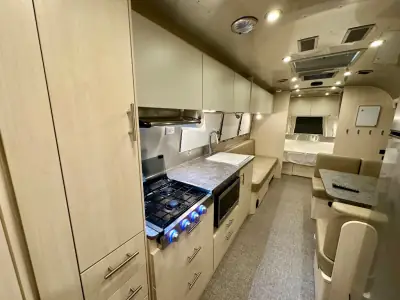 2023 Airstream Flying Cloud 30FB Bunk photo 4