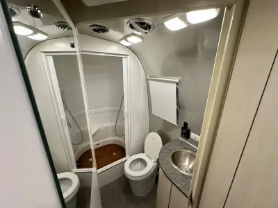 2023 Airstream Flying Cloud 30FB Bunk photo 32