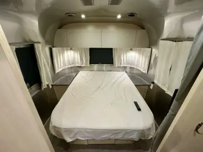 2023 Airstream Flying Cloud 30FB Bunk photo 5