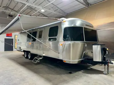 2023 Airstream Flying Cloud 30FB Bunk photo 35