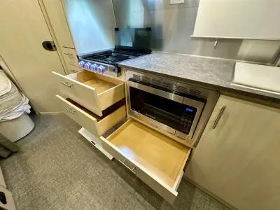 2023 Airstream Flying Cloud 30FB Bunk photo 22