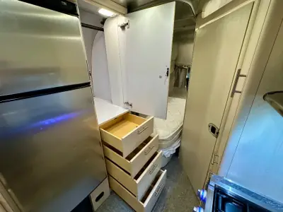 2023 Airstream Flying Cloud 30FB Bunk photo 25