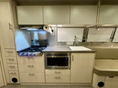 2023 Airstream Flying Cloud 30FB Bunk photo 18