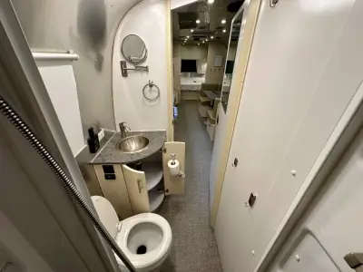 2023 Airstream Flying Cloud 30FB Bunk photo 34
