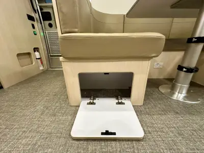 2023 Airstream Flying Cloud 30FB Bunk photo 17