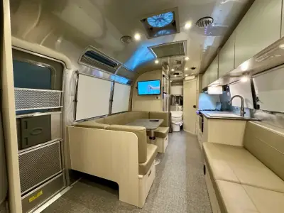 2023 Airstream Flying Cloud 30FB Bunk photo 3