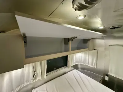 2023 Airstream Flying Cloud 30FB Bunk photo 6