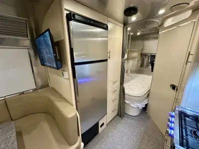 2023 Airstream Flying Cloud 30FB Bunk photo 23
