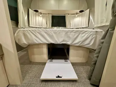 2023 Airstream Flying Cloud 30FB Bunk photo 9