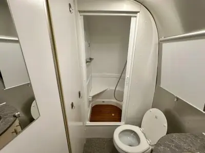 2023 Airstream Flying Cloud 30FB Bunk photo 33