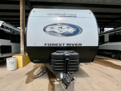 2025 Forest River Cherokee Wolf Den 271RK photo 6