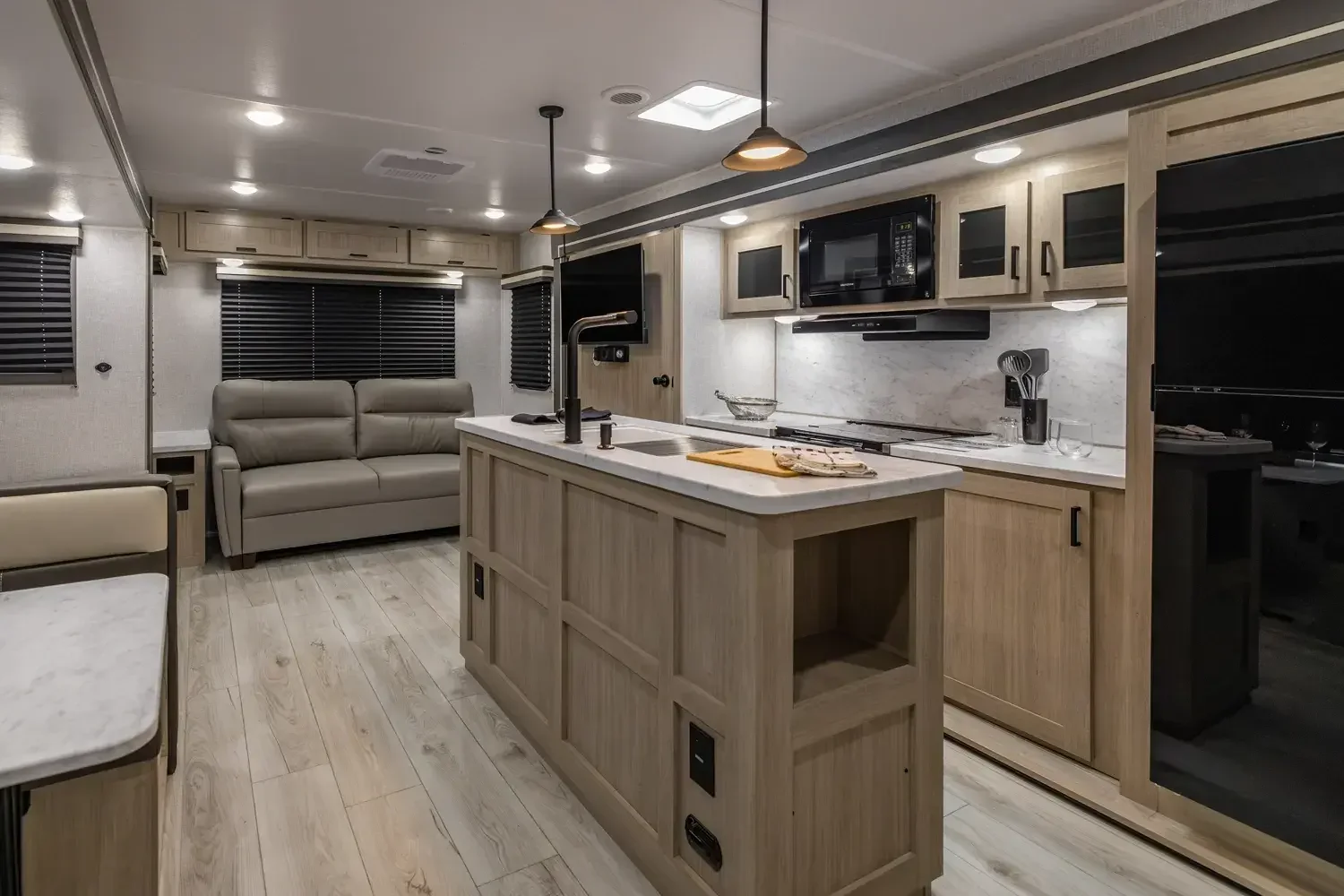 2027 East To West EAST TO WEST DELLA TERRA 272RL exterior