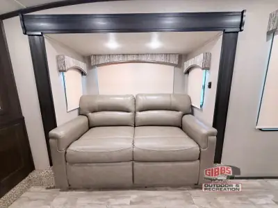 2020 Shasta Rvs Phoenix 370FE photo 11