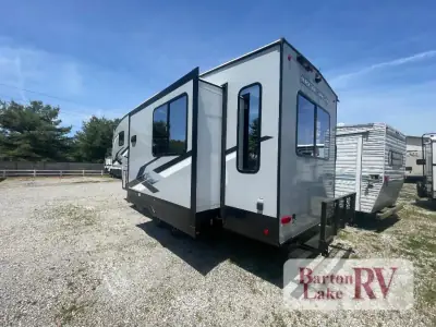 2023 Forest River Cherokee Arctic Wolf 27SGS photo 6