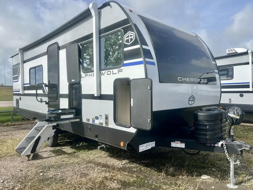 2027 Forest River Cherokee Alpha Wolf 25FKX-L exterior