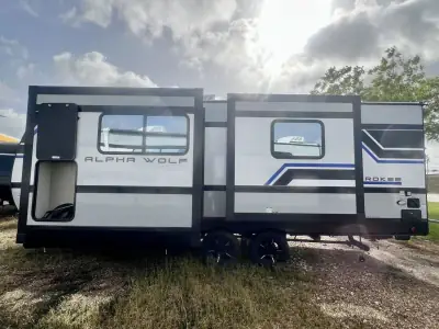2027 Forest River Cherokee Alpha Wolf 25FKX-L photo 15