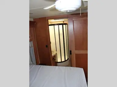 2009 Mandalay Luxury Division Mandalay Class A 43D photo 40