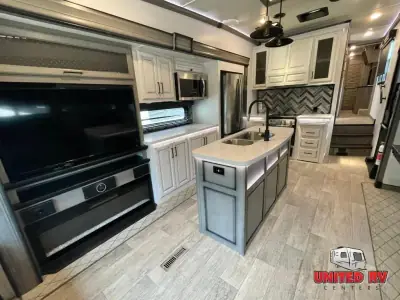 2022 Keystone Montana Legacy 3231CK photo 10
