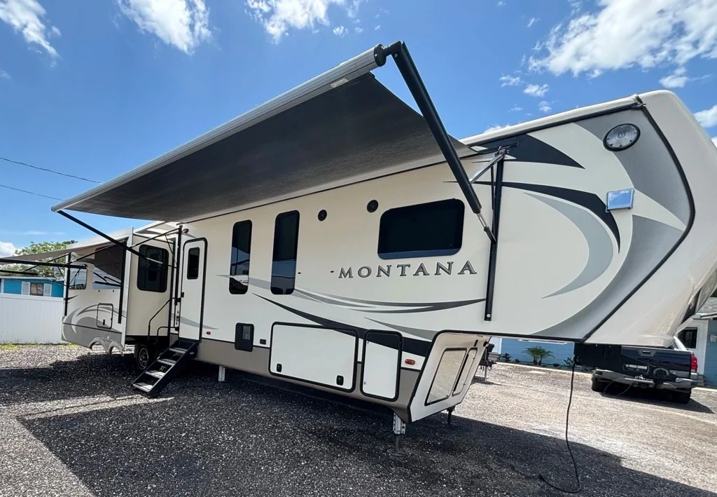 2018 Keystone MONTANA 3950BR exterior