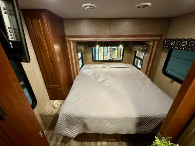 2016 Forest River Sunseeker MBS 2400R photo 25