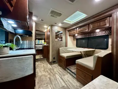 2016 Forest River Sunseeker MBS 2400R photo 3