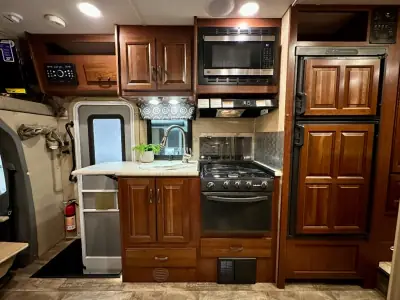 2016 Forest River Sunseeker MBS 2400R photo 14