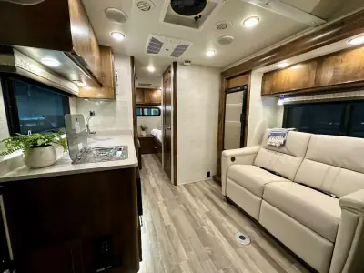 2020 Tiffin Motorhomes Wayfarer 24 TW photo 3