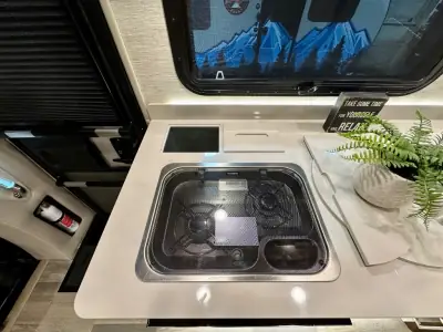 2020 Tiffin Motorhomes Wayfarer 24 TW photo 18