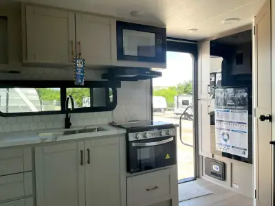 2027 Jayco Jay Feather 18RBF photo 11