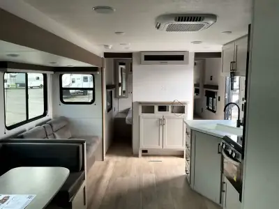 2027 Jayco Jay Flight SLX 321BDS photo 11