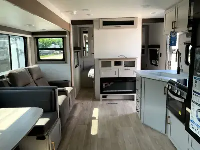 2027 Jayco Jay Flight SLX 321BDS photo 9