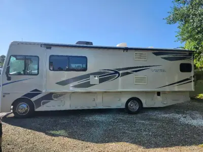 2018 Winnebago VISTA 29VE photo 2