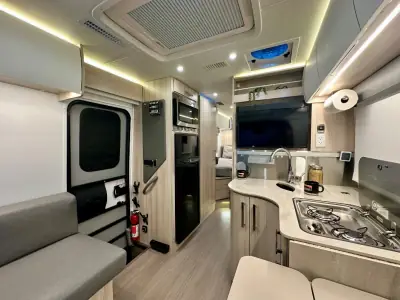 2022 Leisure Travel Unity U24TB photo 4