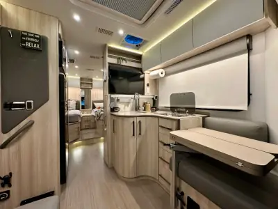 2022 Leisure Travel Unity U24TB photo 3